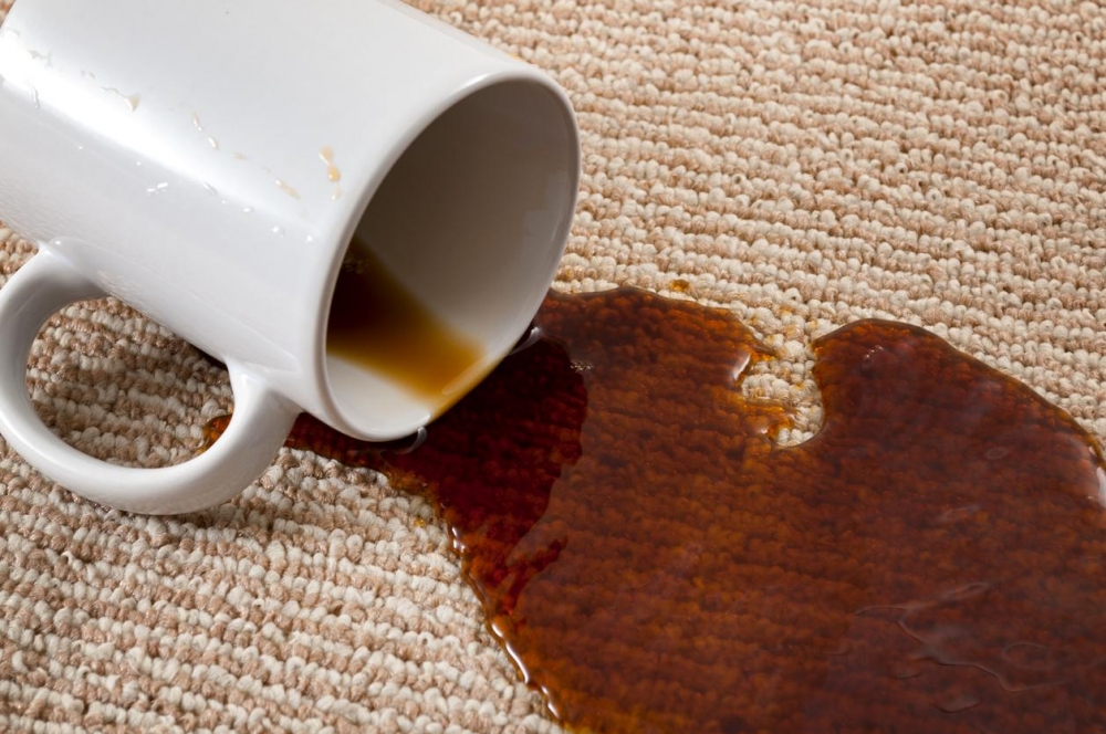 Cómo eliminar manchas de café en la alfombra y tapetes 
