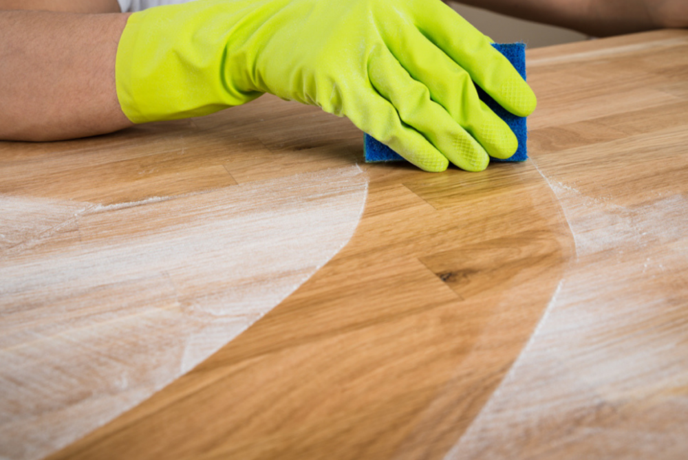 Limpieza efectiva del polvo en superficies del hogar